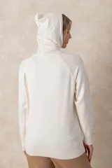 Buzo de punto negro con capucha, cordones ajustables con terminales metálicos, mangas raglán y bolsillo tipo canguro frontal.