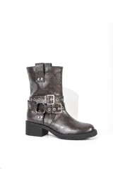 Bota corta color marrón con hebillas metálicas, caña media y taco bajo.