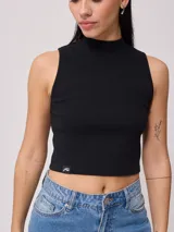 Top corto blanco de algodón con cuello alto y sin mangas.