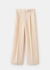 Pantalón wide leg de tiro bajo color beige, con trabillas y dos bolsillos laterales.