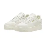 Championes Puma Carina Street SD de estilo urbano, color beige, con diseño de plataforma y detalles en gamuza. Presenta el logo de la marca en el lateral y en la suela.