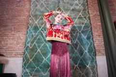 Sweater de lana tejido y bordado a mano, con diseño multicolor de estilo artesanal, cuello redondo y calce holgado.