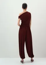 Pantalón balloon de tiro medio, color bordó, con cintura ajustable elastizada y bajos con goma elástica.