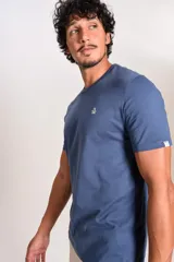 Remera de manga corta color azul, con cuello redondo y logo de la marca bordado en el pecho.