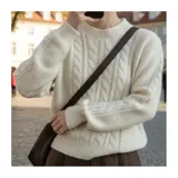 Buzo de punto blanco de manga larga con diseño trenzado y cuello redondo.