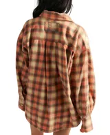 Camisa de franela de algodón con estampado a cuadros en tonos beige, blanco y marrón oscuro. Presenta un corte amplio y holgado, cuello camisero y botones frontales.