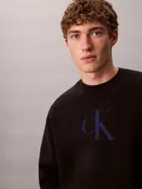 Buzo Calvin Klein de cuello redondo, color negro, con manga larga, puños y dobladillo acanalados, y el logo de la marca bordado en el pecho en tono azul.