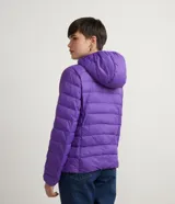Campera puffer ultra ligera de Blue Steel, color rojo, con capucha, cierre frontal y bolsillos laterales con cremallera. Diseño acolchado con relleno sintético.