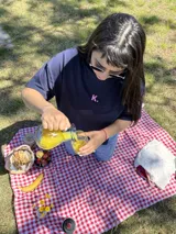 Remerón oversize azul marino de algodón con logo bordado en rosa.