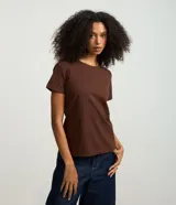 Remera básica de cuello redondo y manga corta, confeccionada en algodón peruano de alta calidad. Presenta un diseño liso y versátil, ideal para uso diario.