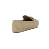 Mocasines de cuero negro con detalle de hebilla metálica dorada en el empeine, diseño clásico y suela plana.