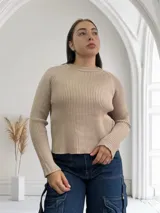 Sweater beige de punto acanalado con cuello redondo y mangas largas.