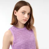 Top de croché color lila, sin mangas, con cuello redondo y diseño calado.