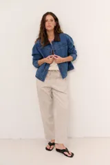 Pantalon de lino color verde militar, de corte recto y holgado, con cintura elastizada y cordón ajustable.