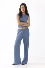 Pantalón de pierna recta y tiro medio confeccionado en punto con textura, color celeste. Cuenta con cintura elástica y cordón ajustable.