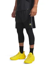 Short deportivo de básquetbol Under Armour, línea Curry, color negro con detalles en amarillo neón. Presenta cintura elástica con cordón interno, bolsillos laterales y aberturas en el bajo.