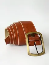 Cinto de cuero tostado con costuras decorativas a contratono y forro de cuero. Incluye hebilla rectangular de metal envejecido y broche suizo para intercambiar hebillas.