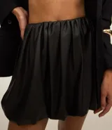 Minifalda balonê de poliuretano (PU) color negro, con cintura alta lisa y forro de poliéster.