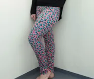 Calza larga de lycra con estampado de animal print en tonos rosa y celeste.