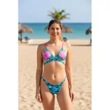 Conjunto de bikini de dos piezas con estampado de camuflaje en tonos celestes y rosas. El top es de estilo triángulo con tiras cruzadas en la parte inferior y breteles en color rosa. La bombacha es de corte tanga.