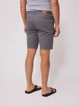 Bermuda color verde oliva, de corte recto y largo a la rodilla. Confeccionada en tejido de algodón y elastano.