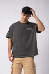 Remera de algodón peinado con efecto de lavado snow que le otorga un aspecto gastado. Presenta un corte holgado, cuello redondo y una pequeña estampa gráfica en el pecho.