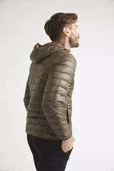 Campera de plumas liviana para hombre, color verde oliva, con capucha, cierre frontal completo y logo de la marca estampado en el pecho.