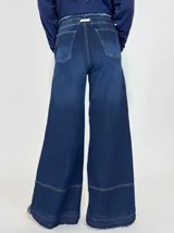 Pantalón jean negro de corte ancho con cintura alta elastizada y cordón de ajuste.