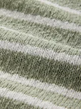 Buzo de tejido de punto con diseño a rayas horizontales en color verde y blanco, cuello redondo y mangas largas con puños acanalados.