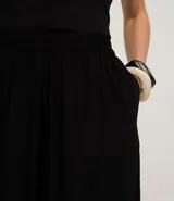 Pantalón de mujer color marrón oscuro, estilo balloon o bombacho, con cintura y puños elásticos.