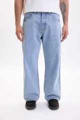 Pantalón jean de corte recto en color azul medio, con diseño clásico de cinco bolsillos y cierre frontal con botón y cremallera.