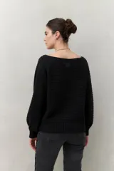 Sweater celeste tramado de silueta relajada, con combinación de texturas en el tejido y mangas abullonadas con puños elastizados.