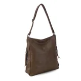 Cartera tipo hobo o de hombro, color beige topo, confeccionada en símil cuero con textura suave. Presenta costuras decorativas en el frente dividiendo el panel en cuatro secciones. Posee dos correas trenzadas para llevar al hombro y cierres laterales decorativos con tiradores de cuero.