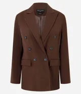 Blazer de sastrería color marrón, de corte regular y largo, con cuello peaked, cierre frontal cruzado con botones, bolsillos con tapa y mangas largas con botones decorativos.