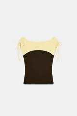 Top combinado de mezcla de algodón, con cuello recto y diseño sin mangas. Presenta un diseño bicolor en tonos amarillo claro y marrón oscuro, con frunces ajustables mediante cordones en los hombros.