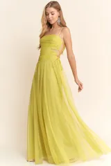 Vestido largo de fiesta color verde lima, confeccionado en tul con diseño de escote recto, breteles finos y detalles cut-out laterales en la cintura. Presenta un cuerpo drapeado y una falda amplia con caída fluida.