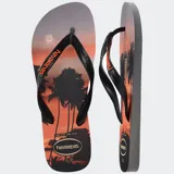 Ojotas Havaianas con base blanca y celeste con estampado de olas. Tiras blancas con diseño en relieve y logo de la marca.