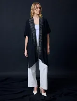 Kimono negro de gasa con apliques de brillos.