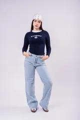 Remera de manga larga color azul marino con cuello redondo en contraste blanco. Presenta la palabra 'Uruguay' estampada en el pecho junto con la bandera nacional. Posee un corte ajustado al cuerpo.
