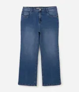 Pantalón de jean recto Ashua, color azul medio con efecto desgastado sutil. Presenta cintura con presillas, cierre frontal con botón y bolsillos funcionales.
