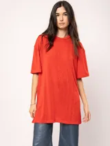 Remera blanca oversized de tela elastizada con tajos laterales y escote redondo.