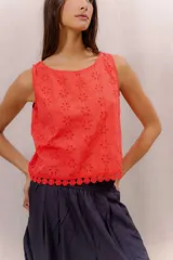 Musculosa en broderie de color rojo coral, con cuello redondo y diseño sin mangas.