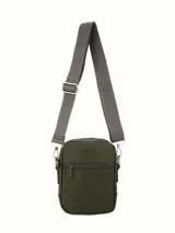 Bandolera pequeña de lona color verde militar, con cierre frontal y correa ajustable con logo grabado.