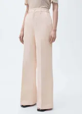 Pantalón de jean color rosa pálido, de corte wideleg, tiro alto, con cierre frontal de cremallera y botón, trabillas para cinturón y bolsillos laterales.