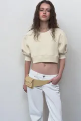 Sudadera crop de algodón con cuello redondo y mangas cortas abullonadas con puños ajustados.