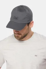 Gorro de lona color gris con visera y logo bordado en el frente.