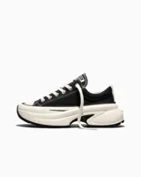 Zapatillas Converse modelo Run Star Crush Ox, de lona color negro con suela chunky de plataforma blanca y suela dentada negra.