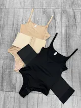 Body faja modelador con breteles regulables, disponible en color negro y beige.
