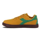 Championes Diadora Champion Lifestyle Helio II de gamuza color mostaza con detalles en verde y suela marrón.