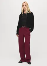 Pantalón de tiro medio color bordó, de diseño recto y largo, con trabillas para cinto y cierre oculto.